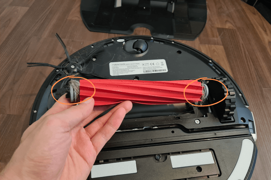 Die Gummibürste des Roborock S7 Pro Ultra mit ein paar Haaren, welche sich hier festgesetzt haben, ist zu sehen.